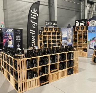 Tento víkend bude Praha vonět po rychlosti a adrenalinu 🏎️✨ Připrav se na vůni benzínu, burácení motorů a naše voňavé...